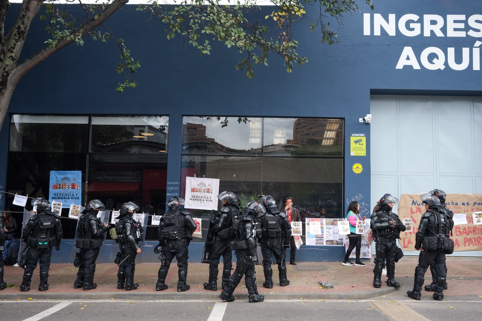 La Macarena y la Perseverancia: una disputa por el derecho a habitar 17 Presencia policial desproporcionada en protesta contra Click Living | © Colectivo Herencia y Memoria Viva
