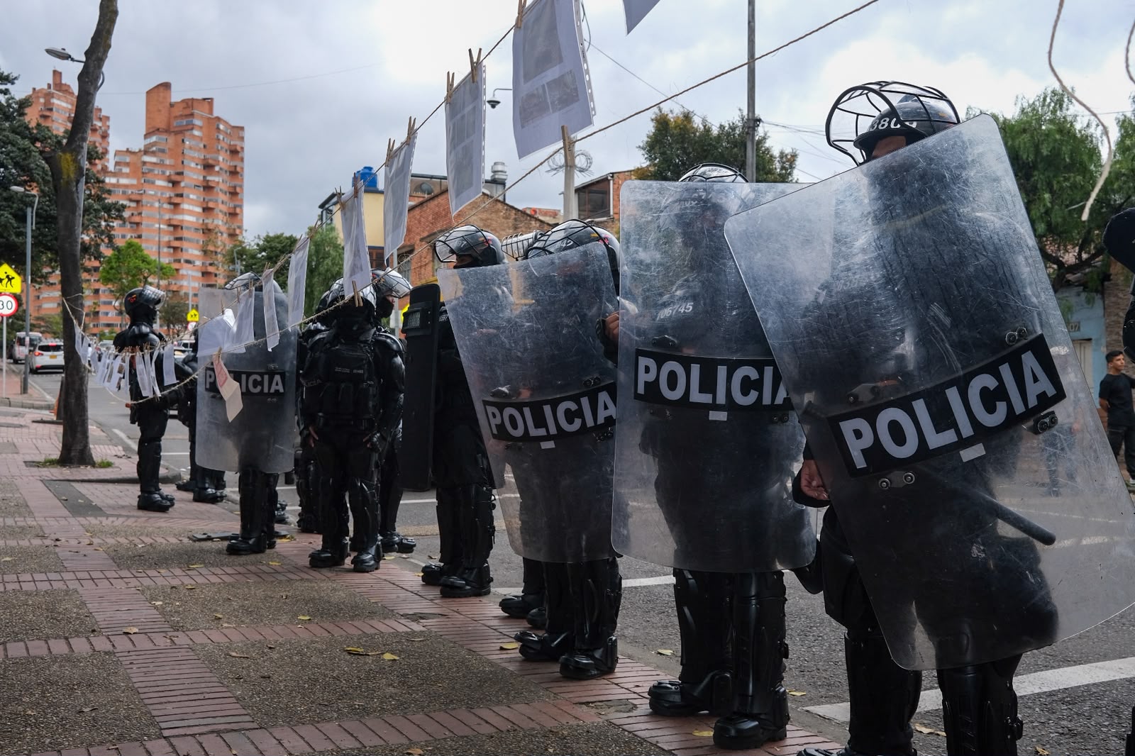La Macarena y la Perseverancia: una disputa por el derecho a habitar 16 Presencia policial desproporcionada en protesta contra Click Living | © Colectivo Herencia y Memoria Viva